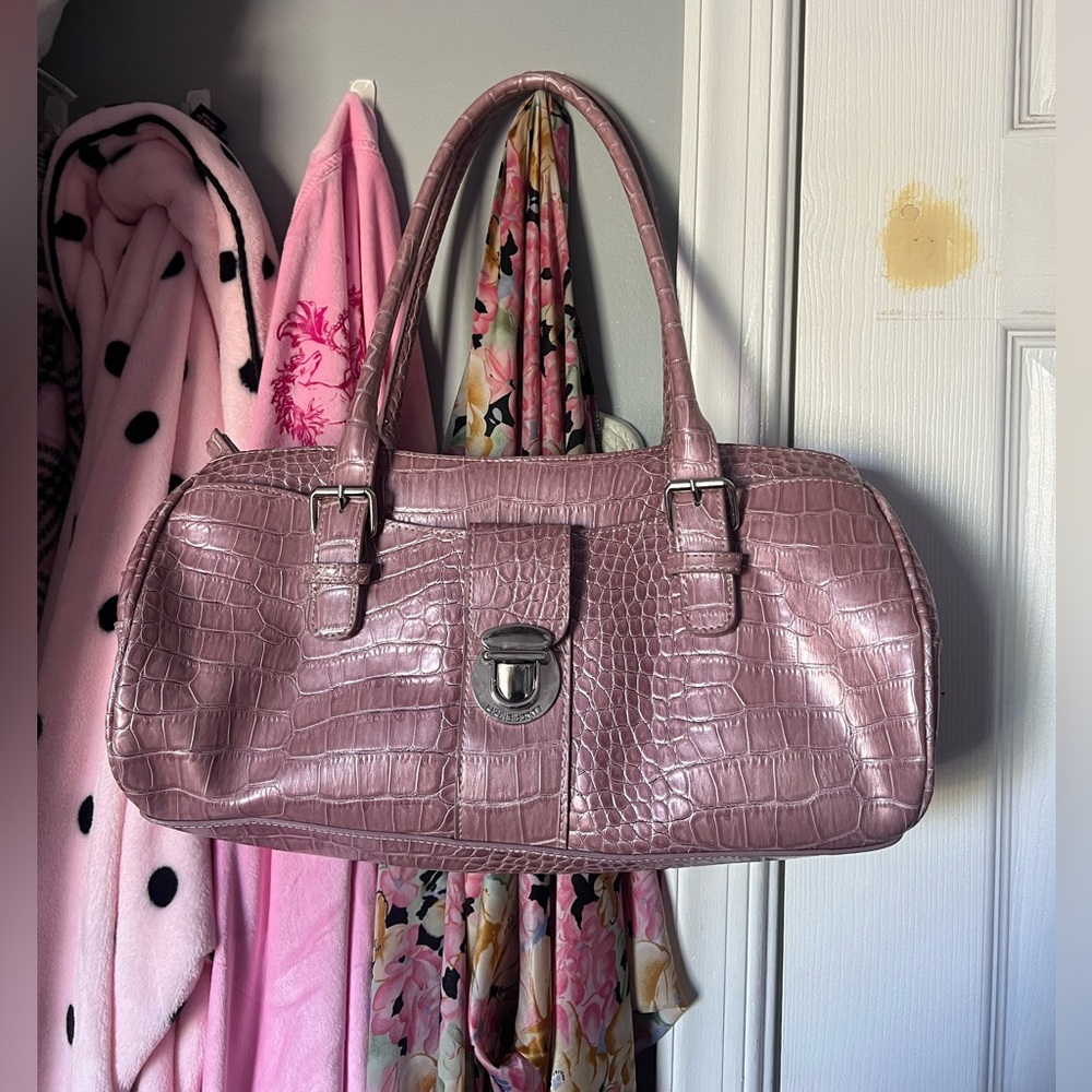 Liz Claiborne shoulder purse featuring a faux leather crocodile skin texture.